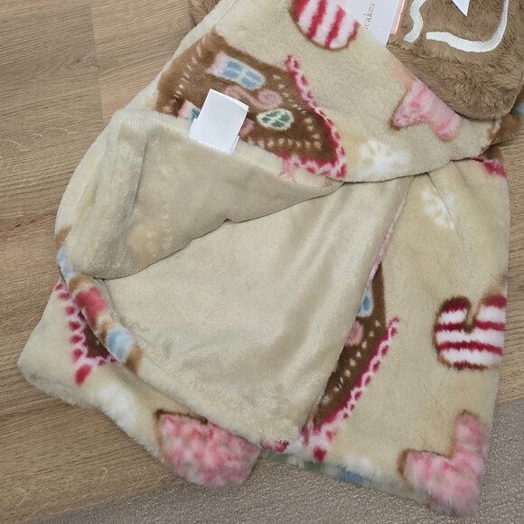 NWT - Viral Cupcakes and Cashmere Gingerbread House Faux Fur Throw & Pillow - Picture 3 of 4